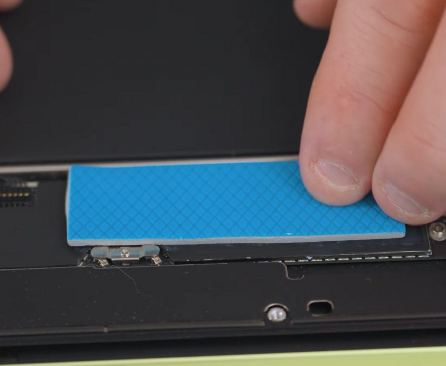 MacBook Neo s termální podložkou