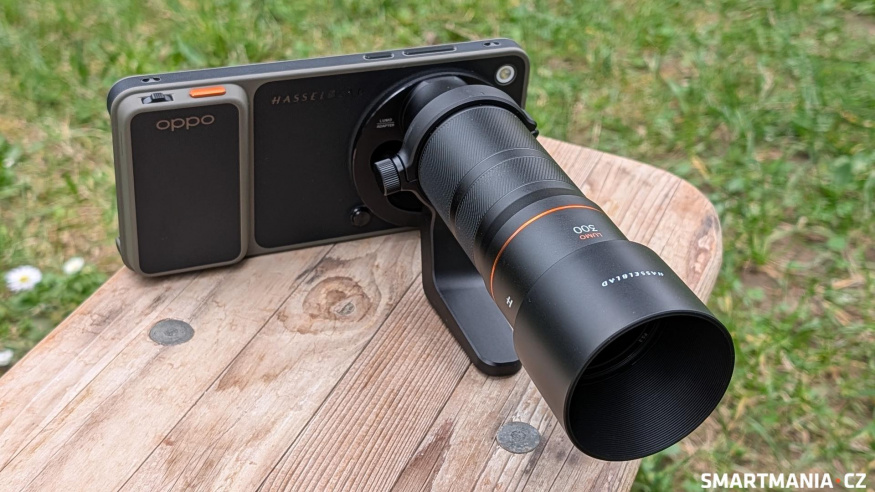 Oppo Find X9 Ultra s nasazeným 300mm telekonvertorem (Hasselblad Earth Explorer Kit)