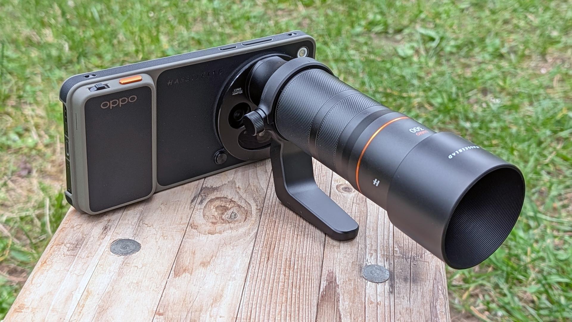 Oppo Find X9 Ultra s nasazeným telekonvertorem