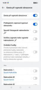 Super nápad, jen kdyby se Oppo na stole nehoupalo