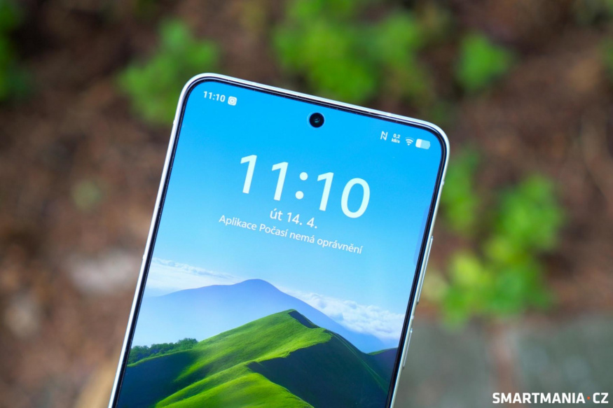 Detail displeje a přední selfie kamerky