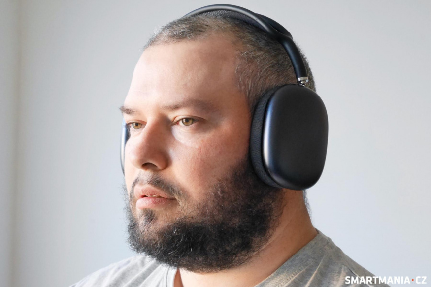 AirPods Max 2 na hlavě figuranta
