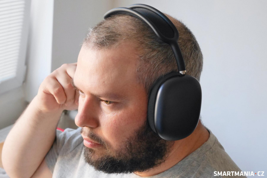 AirPods Max 2 na hlavě figuranta