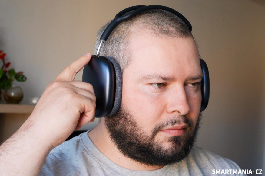 AirPods Max 2 na hlavě figuranta