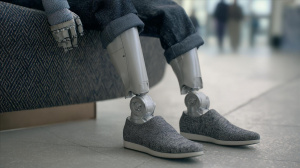 Robot nosící boty Allbirds (ilustrační obrázek)