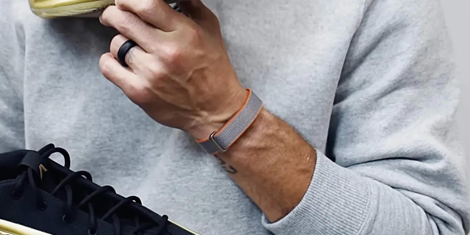 Údajný Fitbit Band na ruce basketbalisty Stepha Curryho