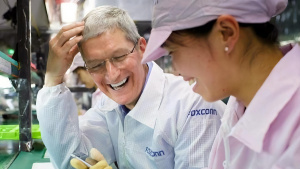 Tim Cook v továrně Foxconnu