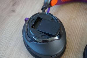 Baterie se vkládá do pravé mušle, USB-C vede do levé