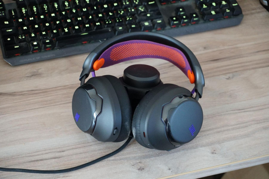 Cena je hodně vysoká, ale JBL Quantum 950 mají nejblíž ke klasickým reproduktorům, pokud je nemůžete použít