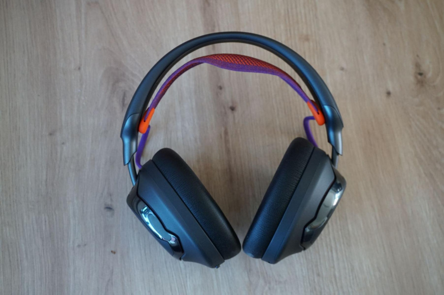 Masivní sluchátka JBL Quantum 950 Wireless chytře využívají magnety