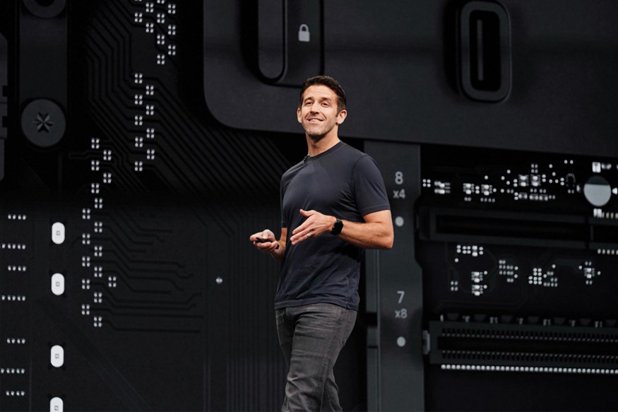 Ternus na WWCD19, kde představil ikonický Mac Pro v designu struhadla na sýr
