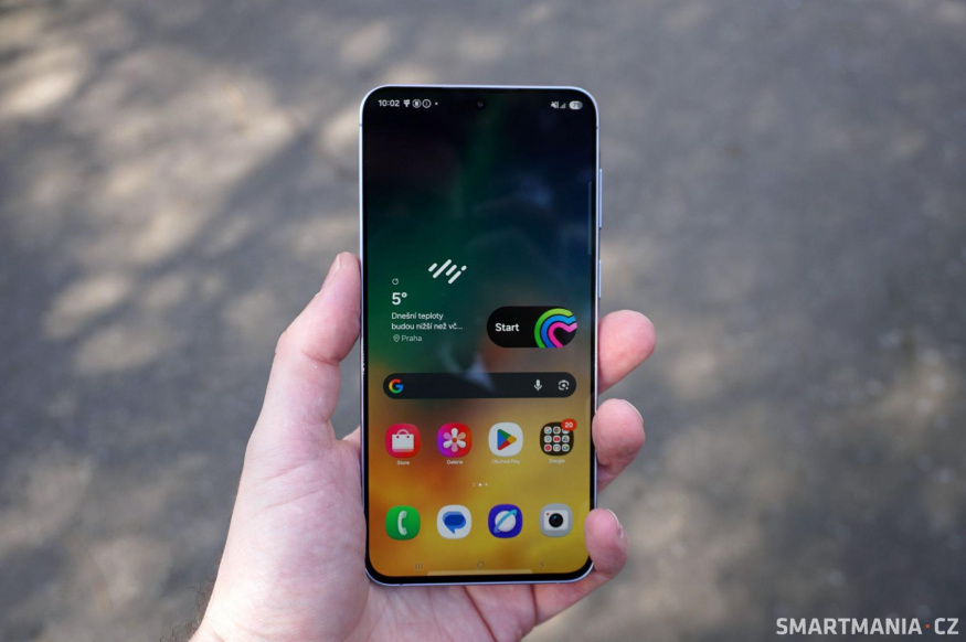 Samsung Galaxy A57 působí v ruce velmi luxusně