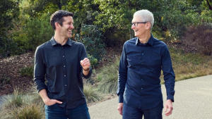 John Ternus a Tim Cook