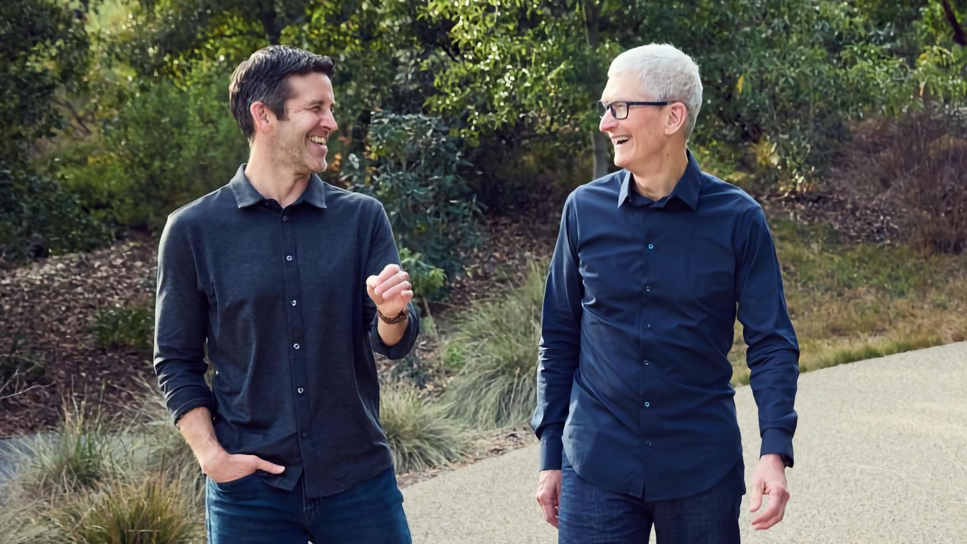 John Ternus a Tim Cook
