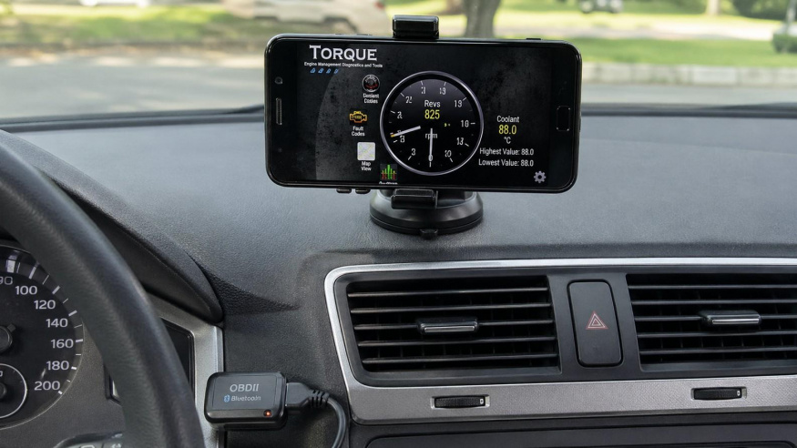Starý smartphone v autě s OBD diagnostikou