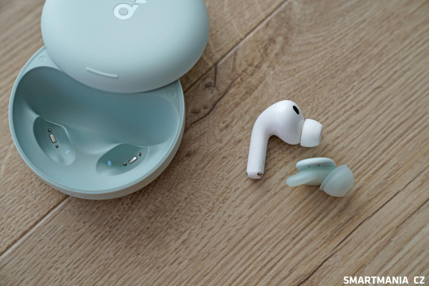 Srovnání velikostí sluchátek (Soundcore A30, 3 gramy) vs. AirPods Pro 3 (5,55 gramu)
