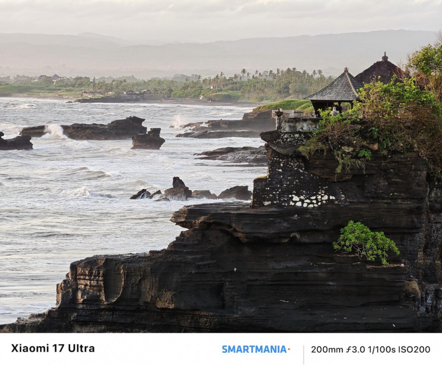 Tato fotografie byla pořízena kousek od posvátného hinduistického chrámu Tanah Lot (teleobjektiv, 8,6× zoom) Tato fotografie byla pořízena kousek od posvátného hinduistického chrámu Tanah Lot (teleobjektiv, 8,6× zoom)