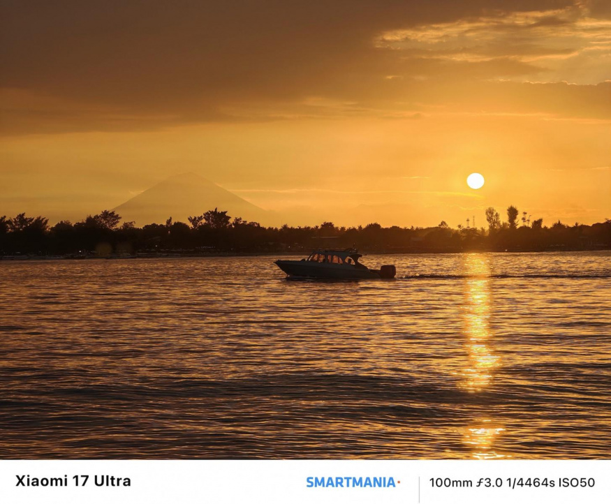 Západ slunce na ostrově Gili Meno s výhledem na 60km vzdálenou sopku Batur na Bali (teleobjektiv, 4,3× zoom) Západ slunce na ostrově Gili Meno s výhledem na 60km vzdálenou sopku Batur na Bali (teleobjektiv, 4,3× zoom)