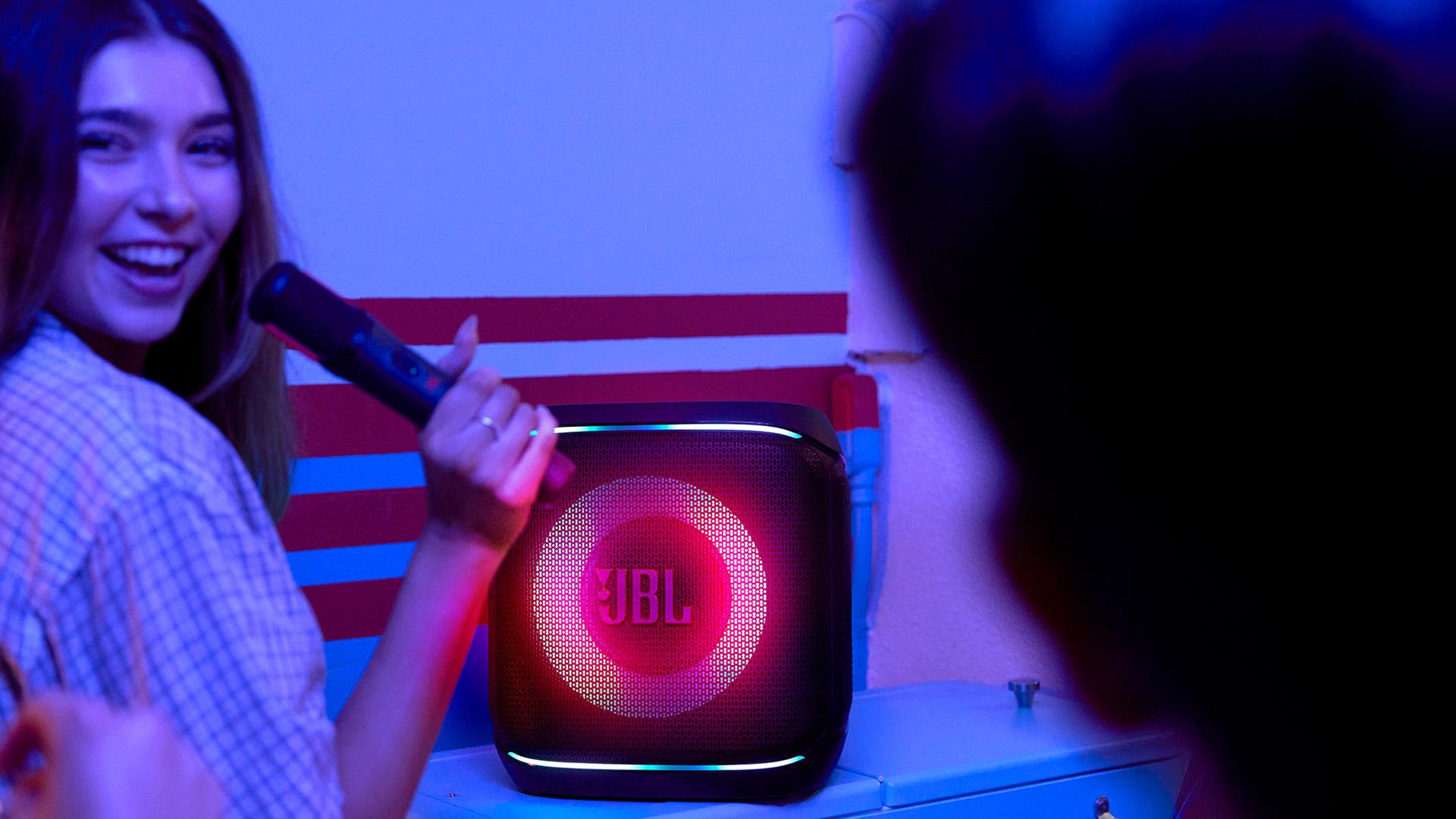 Květnová akce Zamiluj si JBL! Využijte atraktivní slevu na kompaktní párty reproduktor s mikrofonem