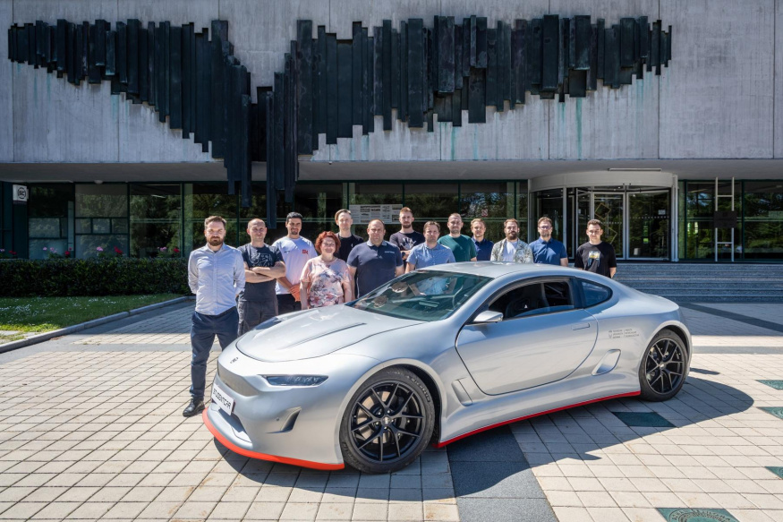 Prototyp elektromobilu StudentCar Titan vyrobený ve spolupráci VŠB-TUO a UTB ve Zlíně Prototyp elektromobilu StudentCar Titan vyrobený ve spolupráci VŠB-TUO a UTB ve Zlíně
