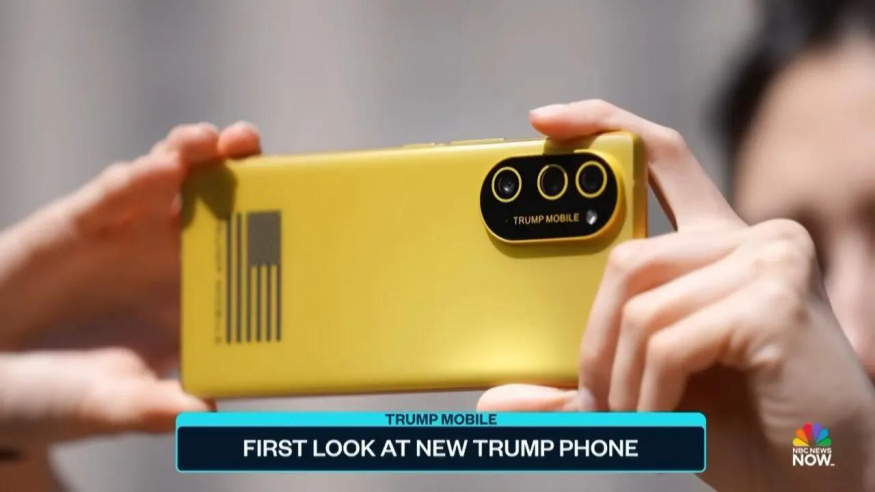Trump T1 Phone v rukách redaktora NBC Trump T1 Phone v rukách redaktora NBC
