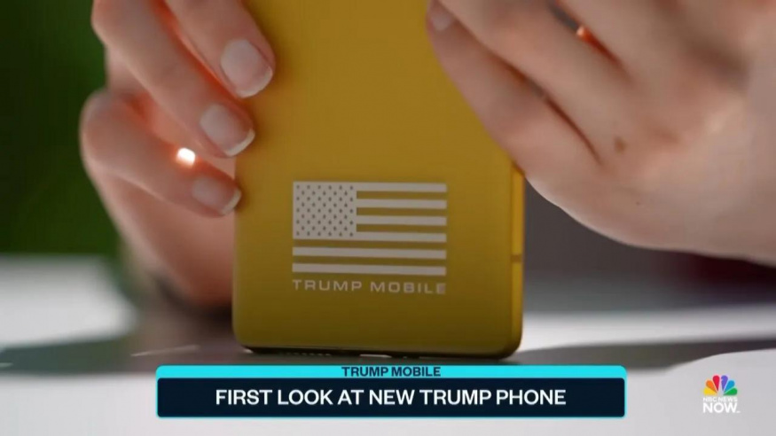Trump T1 Phone v rukách redaktora NBC Trump T1 Phone v rukách redaktora NBC