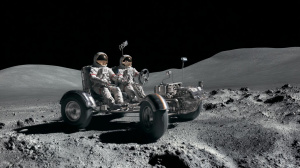 Dvojice astronautů v lunárním vozidle na povrchu Měsíce (ilustrační obrázek)