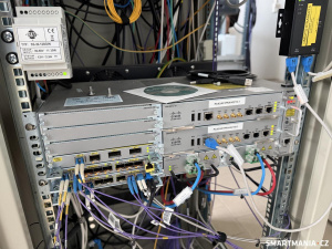 Bezpečnostní a síťová infrastruktura Cisco ASA spolu s optickými rozvody v technologické místnosti