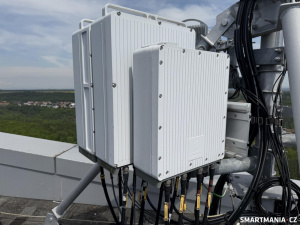 Rádiové jednotky Ericsson (RRU/RRH) instalované přímo pod sektorovými anténami mobilní sítě