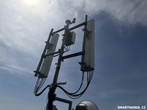 Panelové antény mobilního operátora pro pokrytí okolních městských částí signálem LTE a 5G