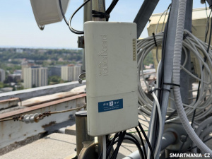 Venkovní bezdrátové jednotky lokálního operátora Pe3ny Net, který takřka v celé Praze 6 nabízí 1Gb/s pevný internet