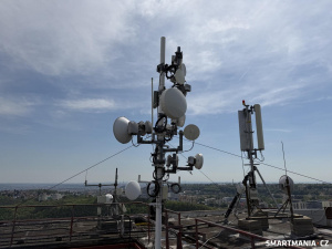 Telekomunikační technologie a směrové spoje na střeše Shiran Tower ve Vokovicích