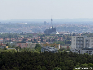 V detailu pak Katedrála sv. Víta, za ním Žižkovský vysílač a vinohradská kancelářská budova Crystal