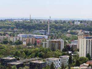 Mírným pootočením získáte výhled na Vokovice, Střešovice, na kopci Břevnov a také strahovský stadion