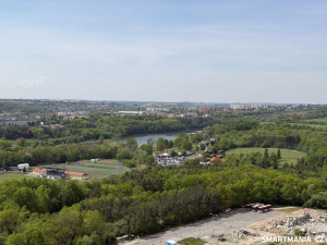 Na zcela opačné straně se díváte na západní část Prahy