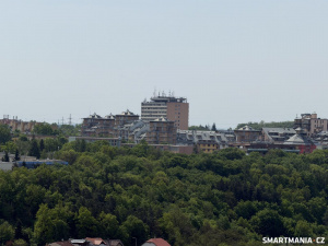 Nedaleko se nachází ještě výš postavená budova – bytový dům u stanice metra Petřiny