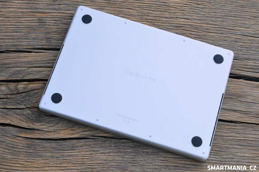 MacBook Pro M5 Max v bílé variantě