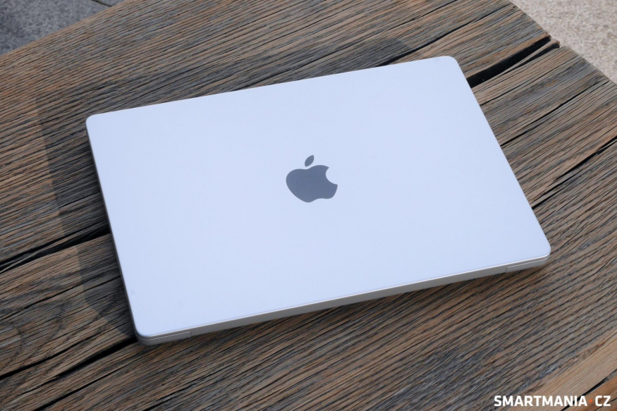 MacBook Pro M5 Max v bílé variantě