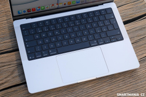 Klávesnice a trackpad MacBooku Pro M5 Max