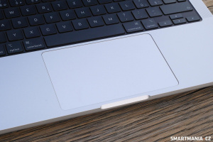 Klávesnice a trackpad MacBooku Pro M5 Max