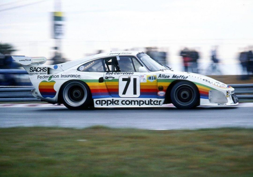 Porsche s polepem Applu Porsche s polepem Applu