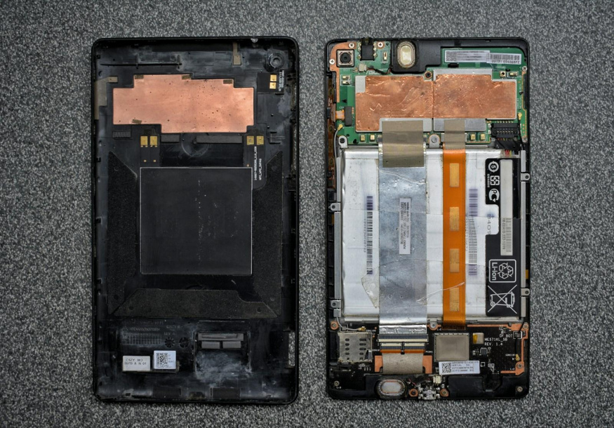 Rozebraný telefon s poškozenou baterií