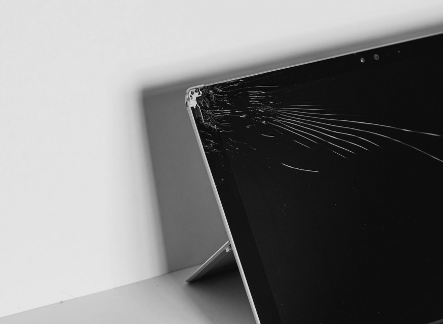 Rozbitý displej notebooku — mechanické poškození, které nová práva na opravu neřeší. Rozbitý displej notebooku — mechanické poškození, které nová práva na opravu neřeší.