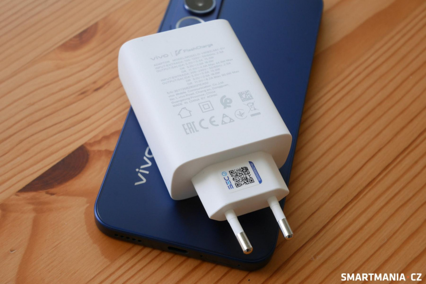 Vivo V70 FE má 7000mAh baterii a 90W nabíjení