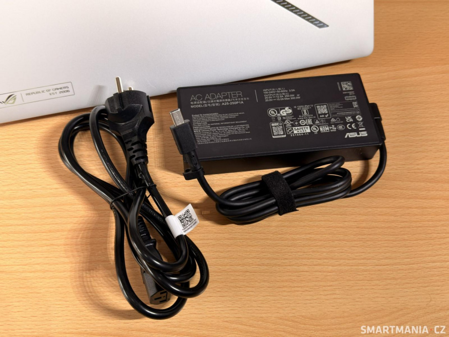 Během testování se používal adaptér Asus A25-250P1A