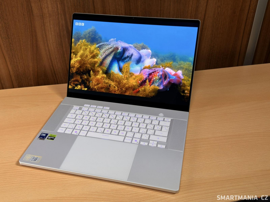 Povedené barvy u displeje Asus Rog Zephyrus G16 2026