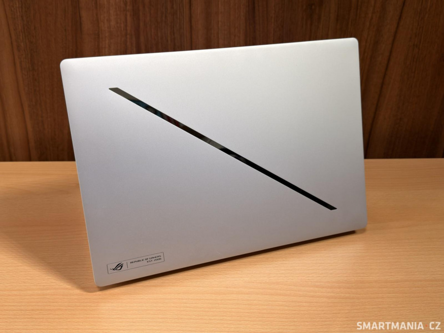 Designu zadní strany Asus Rog Zephyrus G16 vévodí Slash Lighting