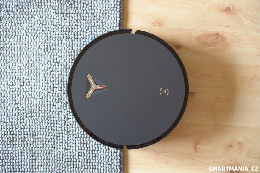 Ecovacs Deebot X12 Omnicyclone na koberci Ecovacs Deebot X12 Omnicyclone na koberci