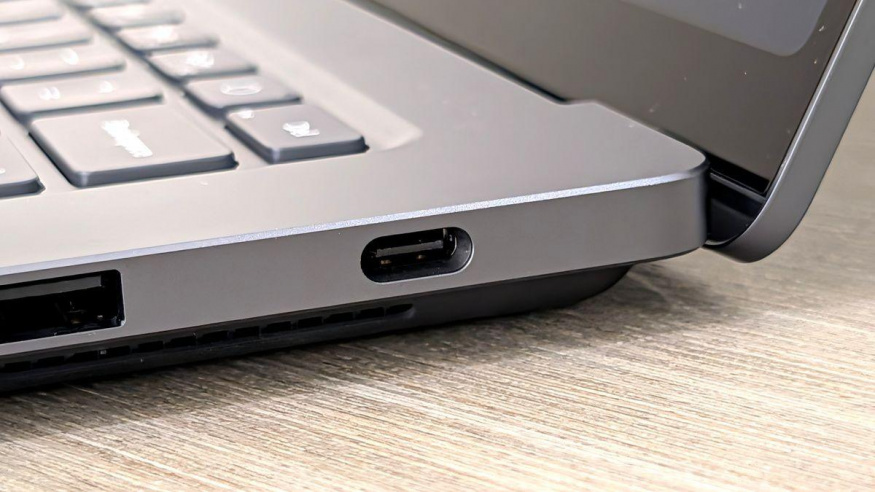 Surface Laptop Ultra s netradičně velkým USB-C portem na pravé straně Surface Laptop Ultra (3)