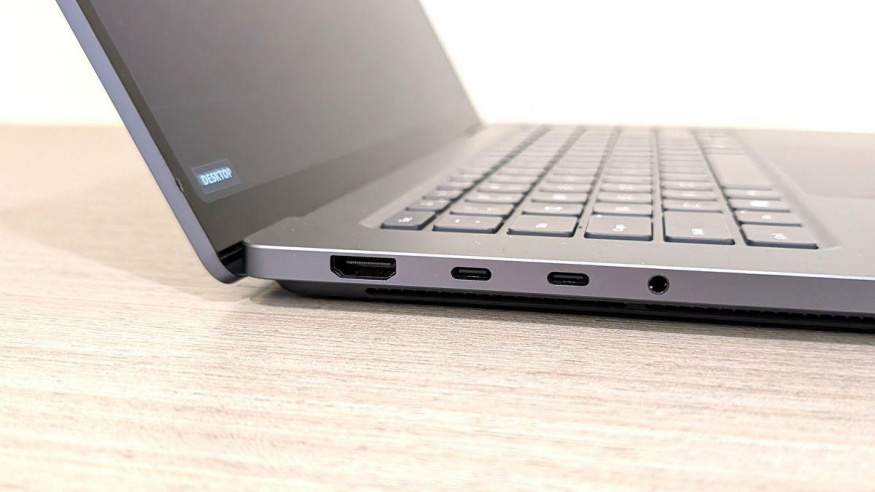 Na levé straně se nachází standardně velká USB-C Na levé straně se nachází standardně velká USB-C